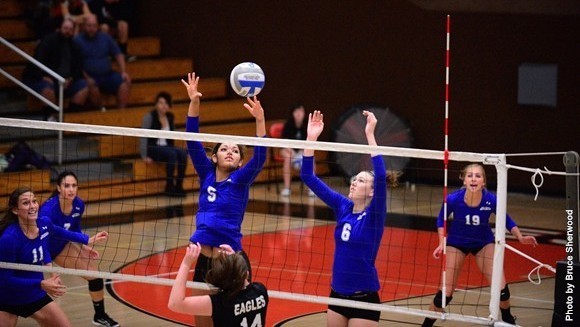 Womens volleyball team earns top spot in conference tournament
