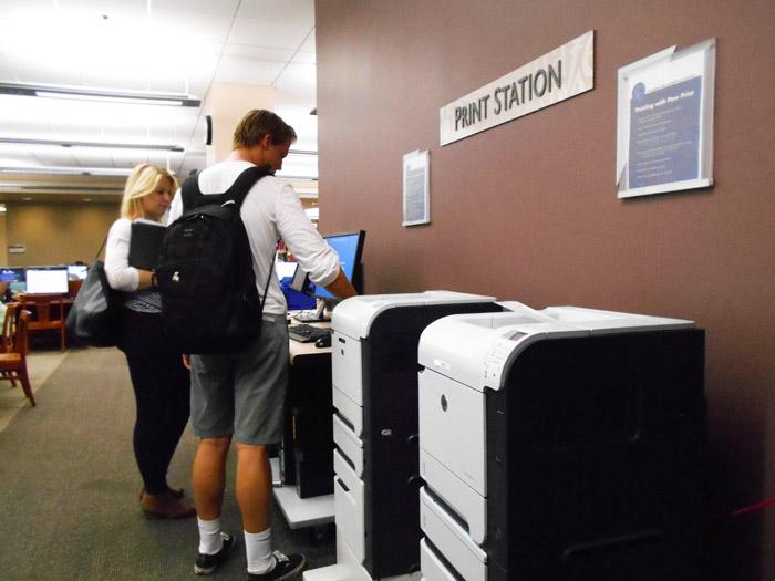 Students get their paws printed in Kellogg Library.