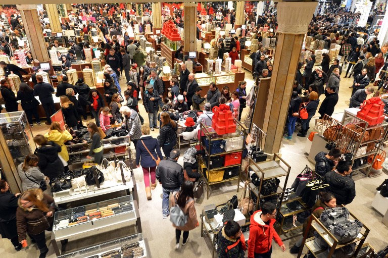 People+crowd+the+first+floor+of+Macys+department+store+as+they+open+at+midnight+%280500+GMT%29+on+November+23%2C+2012+in+New+York+to+start+the+stores+Black+Friday+shopping+weekend.+AFP+PHOTO%2FStan+HONDA