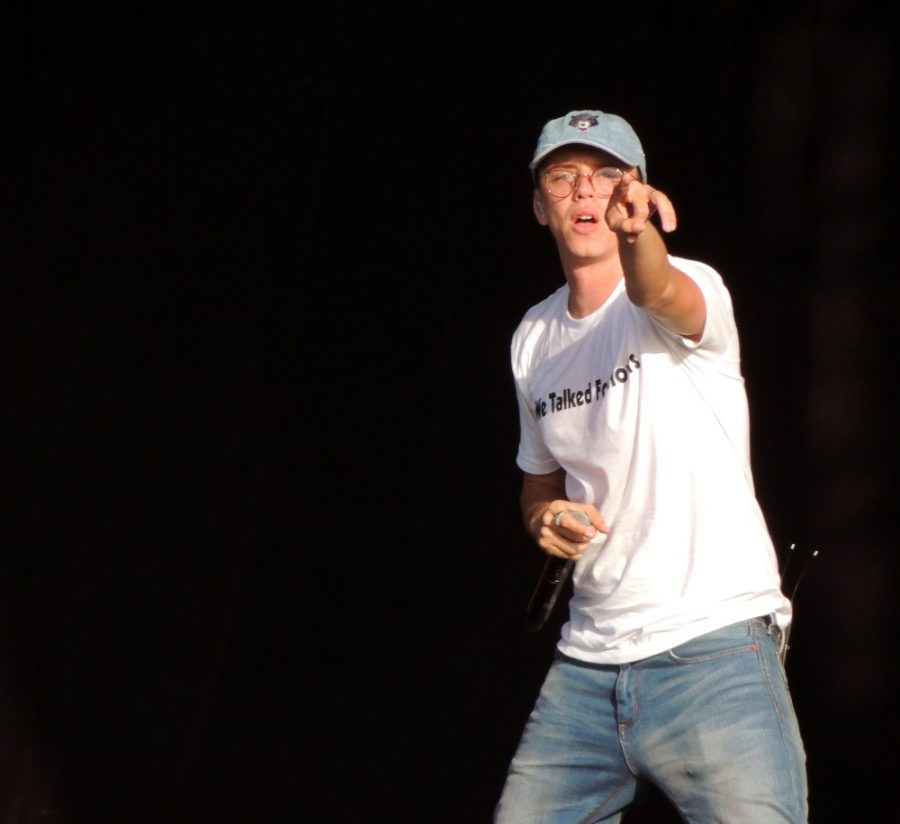Logic points to crowd as he performs live at Kaaboo