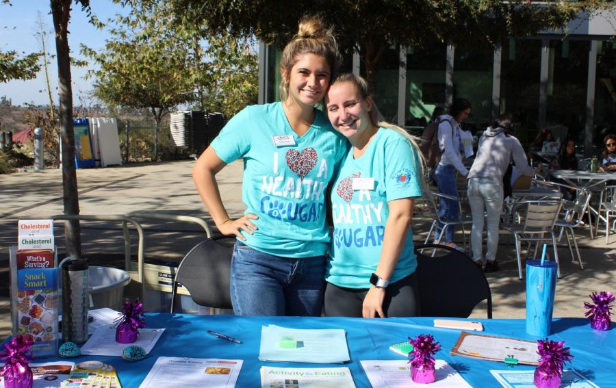 Stralen Cayla Haupt (left) and Taylor Stark (right) provide students with tips for healthy eating.